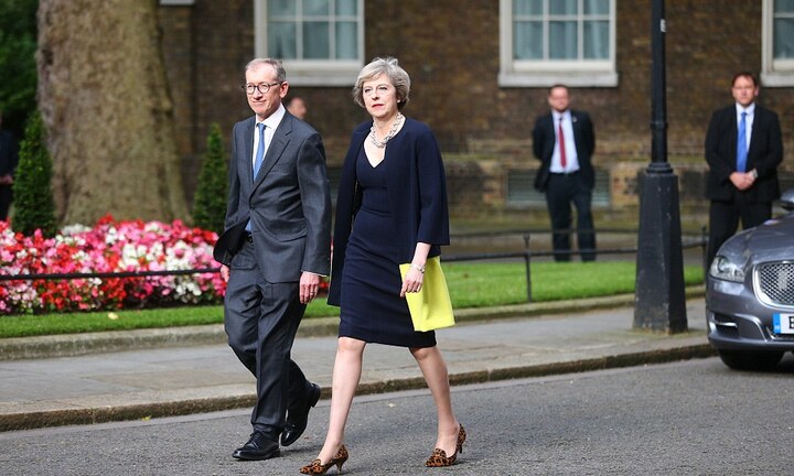 Thủ tướng Anh đứng cách vụ tấn công khủng bố chưa đầy 40m