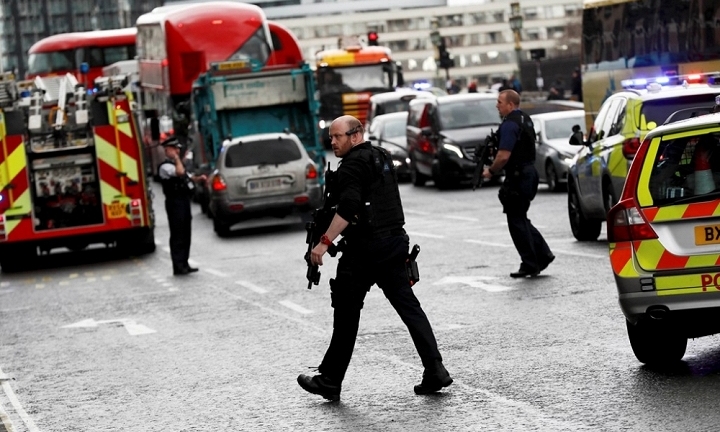 Khoảnh khắc cảnh sát bắn hạ nghi phạm vụ khủng bố ở Anh