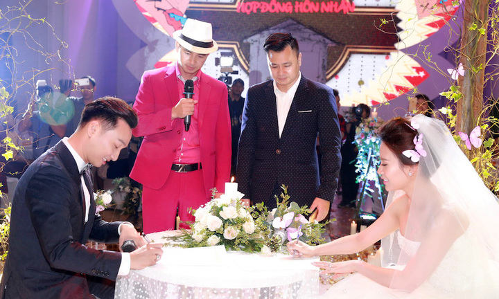 MC Thành Trung và vợ 9x bất ngờ ký hợp đồng hôn nhân trong đám cưới