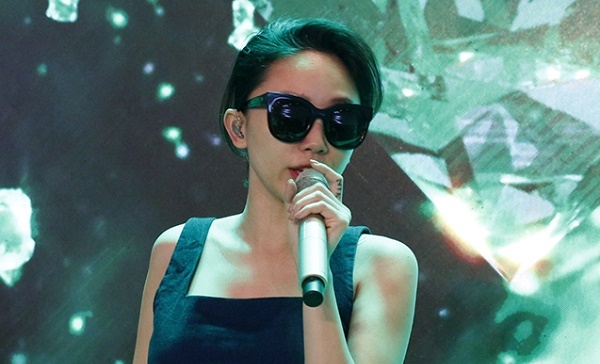 Tóc Tiên khoe mặt mộc, hăng say tập luyện cùng vũ đoàn