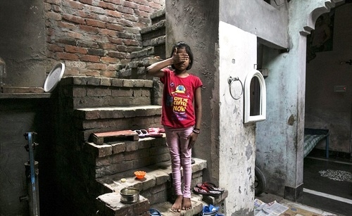 Bé gái 7 tuổi bị xâm hại tình dục nghiêm trọng ngoài bờ ruộng