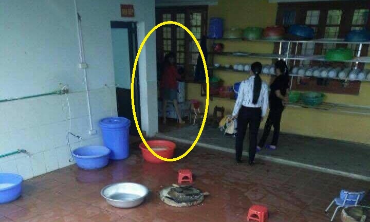 Nhét trẻ mẫu giáo vào máy vặt lông gà, hiệu trưởng xin xóa clip