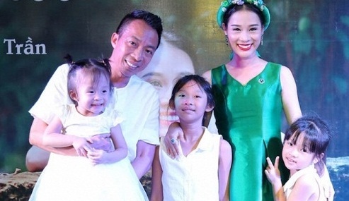 Cuộc sống bên vợ kém 18 tuổi trong biệt thự 2.000m2 của NSƯT Việt Hoàn