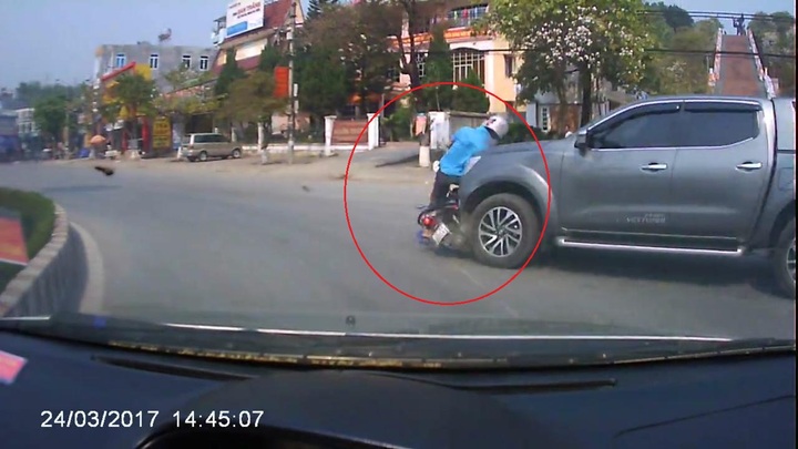 Clip: Xe biển đỏ phóng nhanh, tông văng rồi kéo lê xe máy ở vòng xuyến
