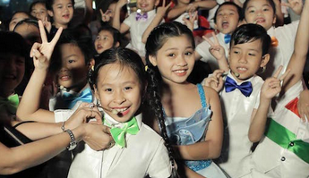 Con gái nuôi Xuân Lan gây xúc động với ca khúc 'We are the world'