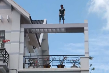 Nam thanh niên nghi 'ngáo đá' nhảy lên mái nhà