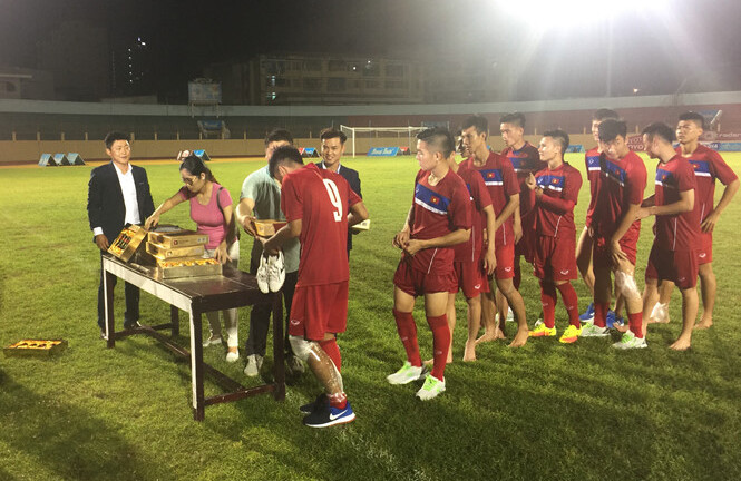 Nhếch nhác cảnh U20 Việt Nam nhận tài trợ sâm sau buổi tập mệt nhoài