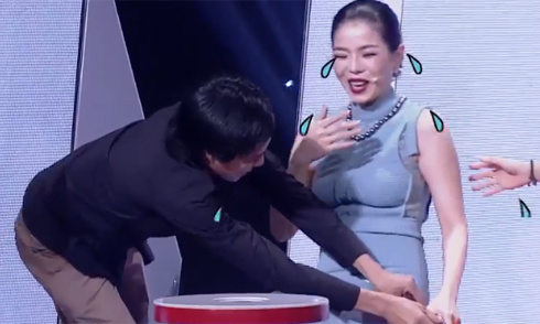Video: Lệ Quyên ngượng chín mặt vì sự cố tuột mic