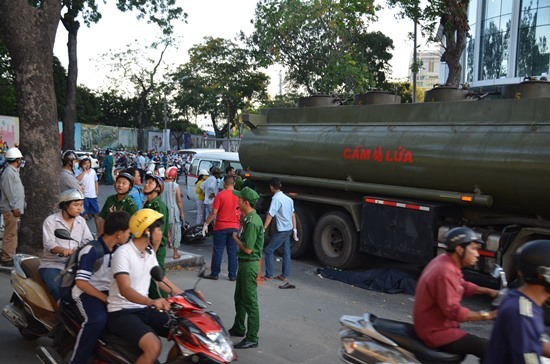 Xe biển đỏ cán chết người giữa trung tâm Sài Gòn