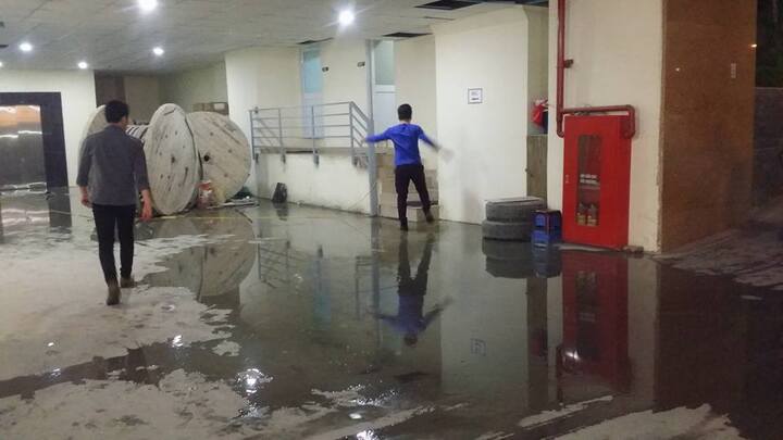 Chung cư Hồ Gươm Plaza rò rỉ bể phốt, bốc mùi hôi thối