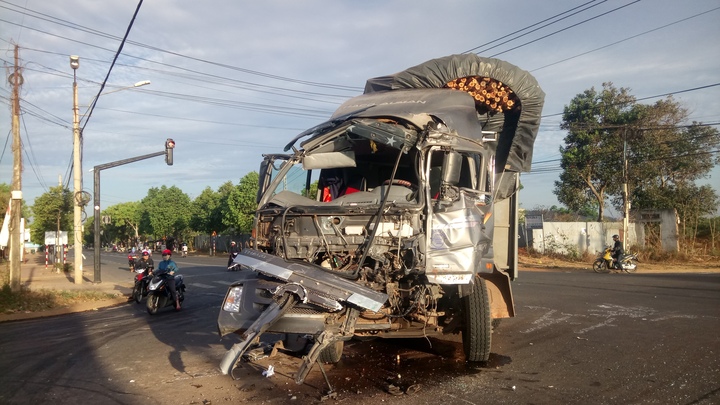 Video: Xe tải chở gỗ húc nhau, 2 tài xế thoát chết trong gang tấc