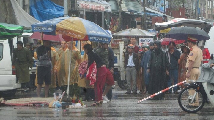 Cô gái trẻ mới từ nước ngoài về bị container cán chết thương tâm