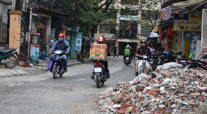 Dẹp ‘cướp’ vỉa hè: Hàng tấn phế thải xây dựng 'giăng bẫy' người đi đường