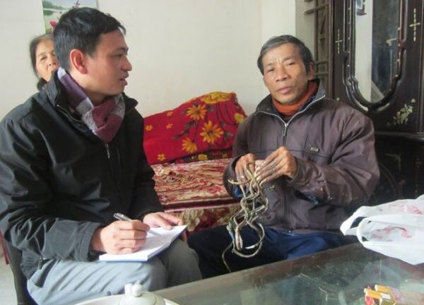 'Dị nhân' Nam Định 35 năm không cắt móng tay lên báo nước ngoài