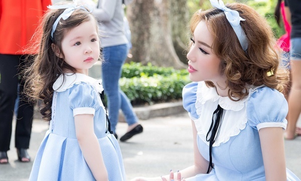 ‘Tan chảy’ với khoảnh khắc con gái Elly Trần ngủ thiếp cực đáng yêu