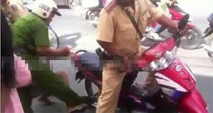 Bóp cổ công an để chồng và mẹ ‘cướp’ xe máy bị tạm giữ