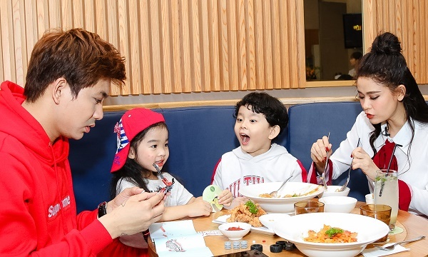 Vợ chồng Trương Quỳnh Anh đưa con trai đi diễn chung