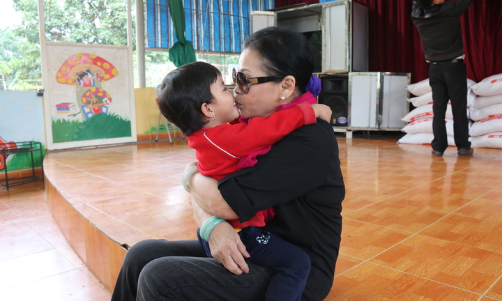 Khánh Ly không nén được xúc động, ôm chặt các bé có H vào lòng