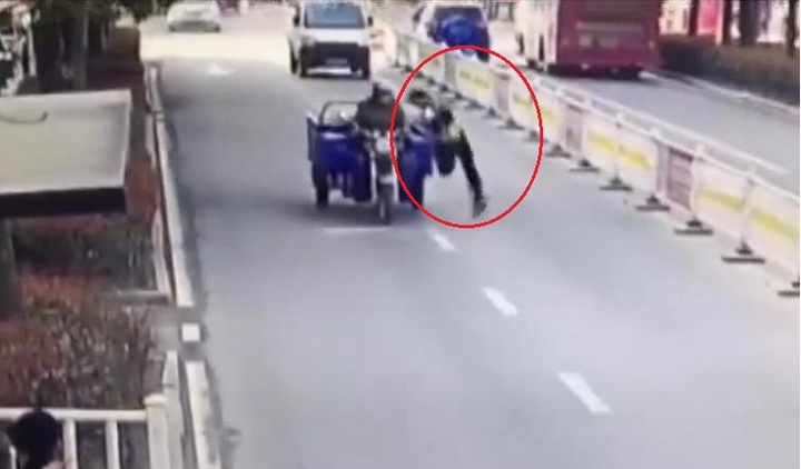 Clip: Xe ba gác vượt đèn đỏ, kéo lê, cán gãy chân cảnh sát