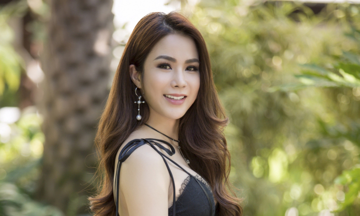 Gương mặt chỉnh sửa hỏng, Diệp Lâm Anh vẫn 'đắt show' sự kiện