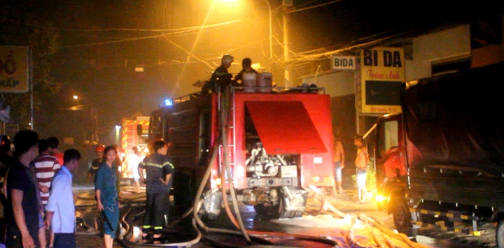 Hơn 100 cảnh sát chữa cháy xưởng sản xuất bao bì ở TP.HCM