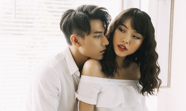 Isaac hé lộ ảnh cưới lãng mạn trên biển