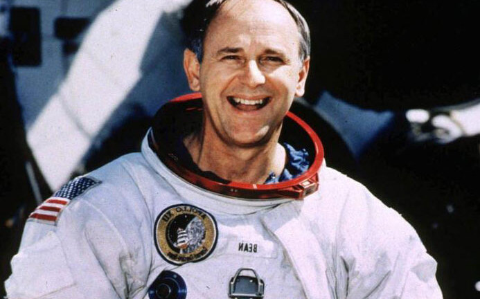 Phi hành gia tàu Apollo 12 tin có người ngoài hành tinh