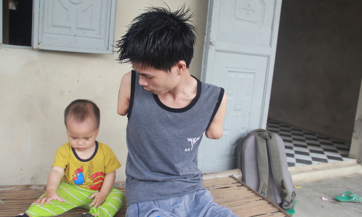 Xót xa cảnh vợ bỏ đi, chồng cụt tay dùng chân đỡ con thơ khỏi ngã