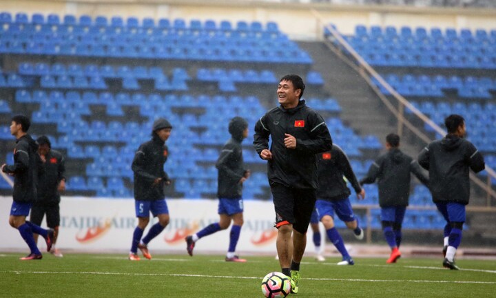 Tuyển Việt Nam tập luyện giữa trời mưa lạnh thấu xương