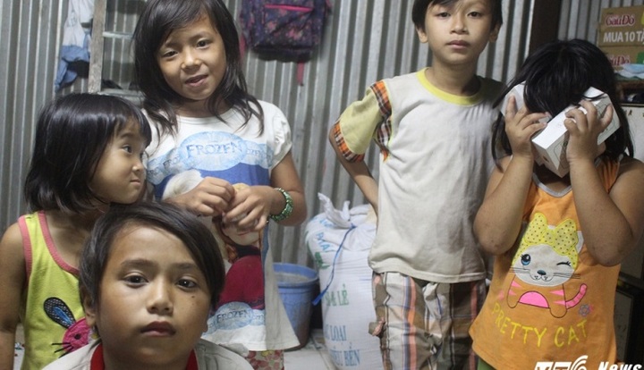 Cám cảnh gia đình có 18 người không giấy tờ tùy thân ở Sài Gòn