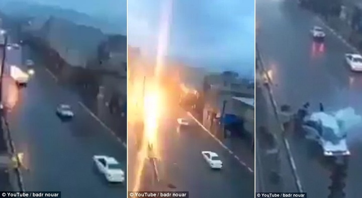 Đang lưu thông, ô tô bị sét đánh tóe lửa