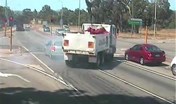 Vượt đèn vàng, xe tải 'drift' ngoạn mục tránh ôtô con