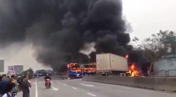 Clip: Xe khách giường nằm và container cháy ngùn ngụt sau va chạm