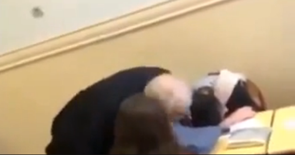 Ngủ gật trong giờ học, nữ sinh bị thầy giáo 'cắn'