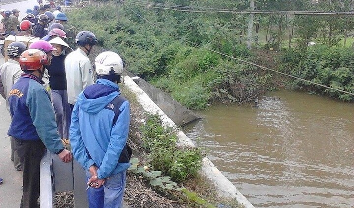 Thi thể mặc áo mưa, đội mũ bảo hiểm dưới mương nước
