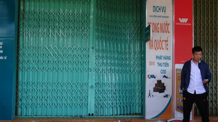 Video: Xe tải đang chạy văng bánh trúng cửa hàng Viettel