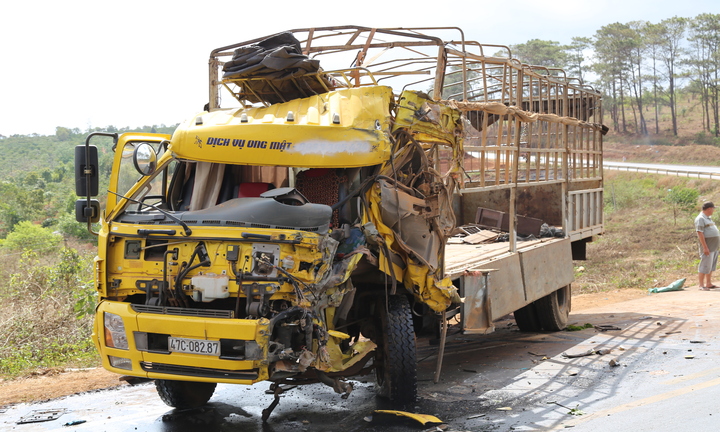 Vào cua gấp, 2 xe tải húc nhau, cabin bẹp dúm