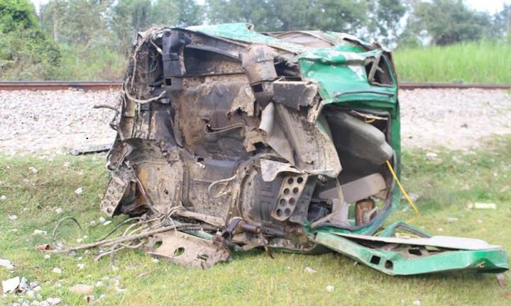 Bị tàu hỏa kéo lê hơn 100m, xe tải đứt đôi lăn lông lốc