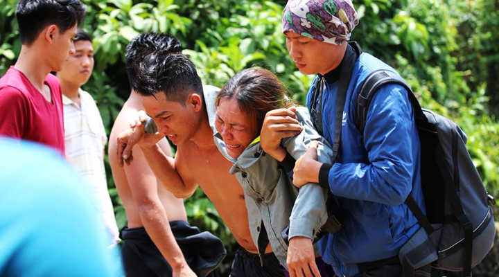 Mẹ gào khóc thảm thương tại nơi bé trai bị nước cuốn mất tích