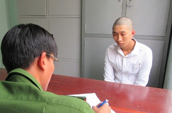 Thấy bé gái đang ngồi bô, khách mua thuốc lá giở trò dâm ô