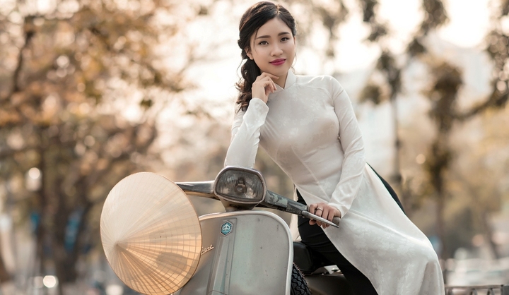 Thiếu nữ Hà thành khoe dáng yêu kiều trên phố Hà Nội mùa thay lá