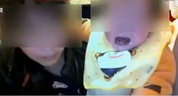 Bị bảo mẫu bịt mũi ép ăn, bé trai suýt chết sặc