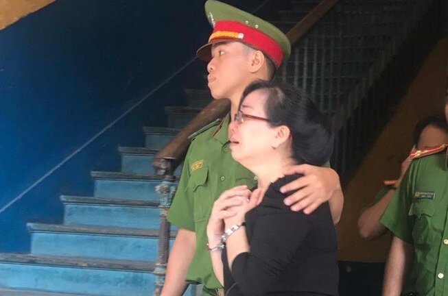 Viên cảnh sát trẻ ôm vai trấn an bà trùm ma túy khi nghe án tử