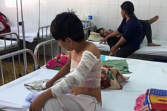 Cha phóng hỏa đốt nhà, 2 mẹ con ôm nhau cháy như đuốc