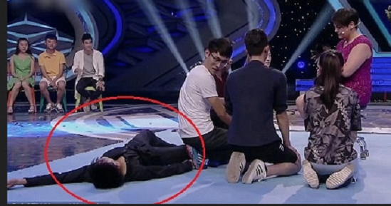 Chú chó dùng 'nhãn lực' thôi miên khiến 11 người ngủ gục trên sân khấu