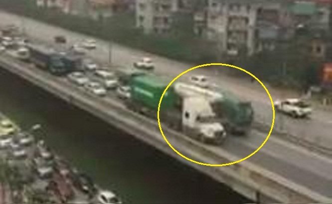 Xe bồn và container dàn hàng, chạy 'như rùa bò' gây bức xúc