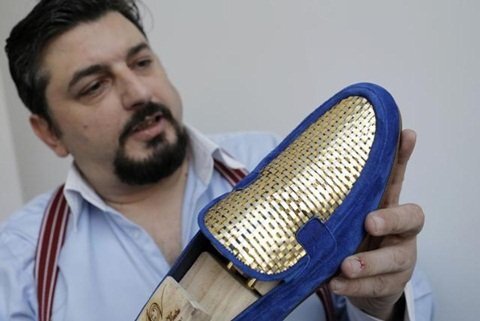 Ngỡ ngàng dịch vụ giao giày vàng bằng trực thăng