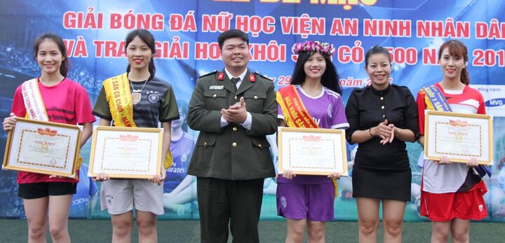 Lộ diện ‘Hoa khôi sân cỏ C500’ xinh đẹp, tài năng