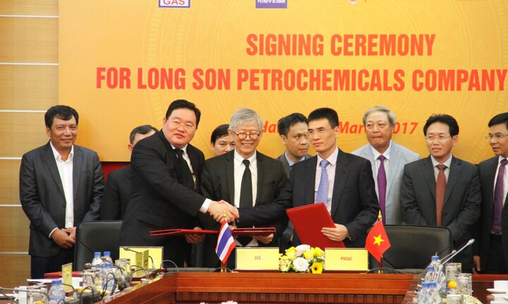 Tập đoàn Dầu khí ký kết nhiều văn kiện quan trọng của Công ty Hóa dầu Long Sơn