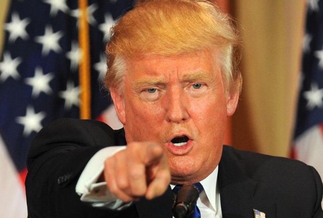 Luôn tay di chuyển đồ vật, ông Trump bị nghi mắc bệnh lạ